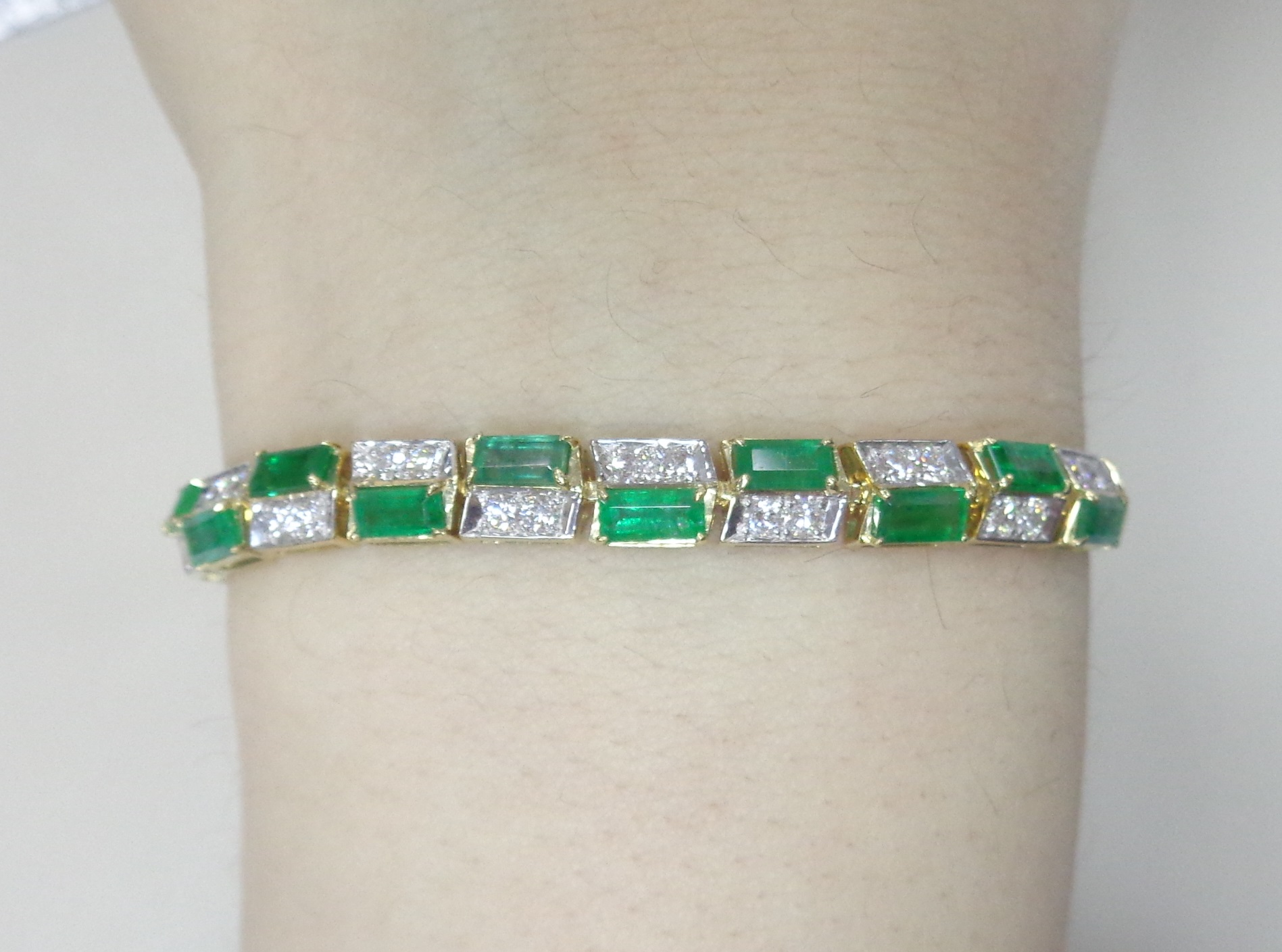 Браслет из желтого золота с изумрудами